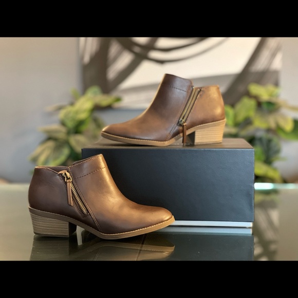 Woman’s size 7 1/2 Time and Tru shoes. Memory foam. Excellent Condition - Picture 2 of 3